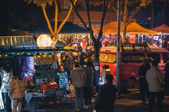 夜晚停在食物卡车旁边的人群