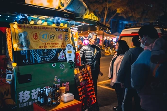 人们在晚上站在街上