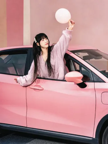 粉色汽车里的气球女人
