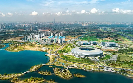 城市湖泊岛屿与高楼建筑的照片