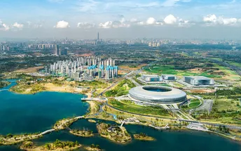 城市湖泊岛屿与高楼建筑的照片