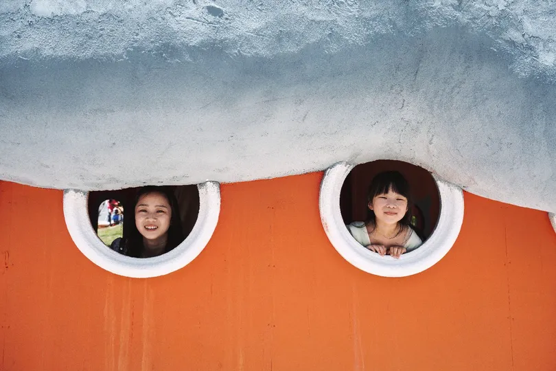 女孩们在冰窖的窗户上向外看