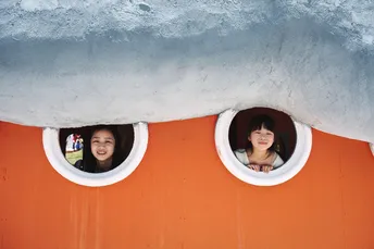 女孩们在冰窖的窗户上向外看