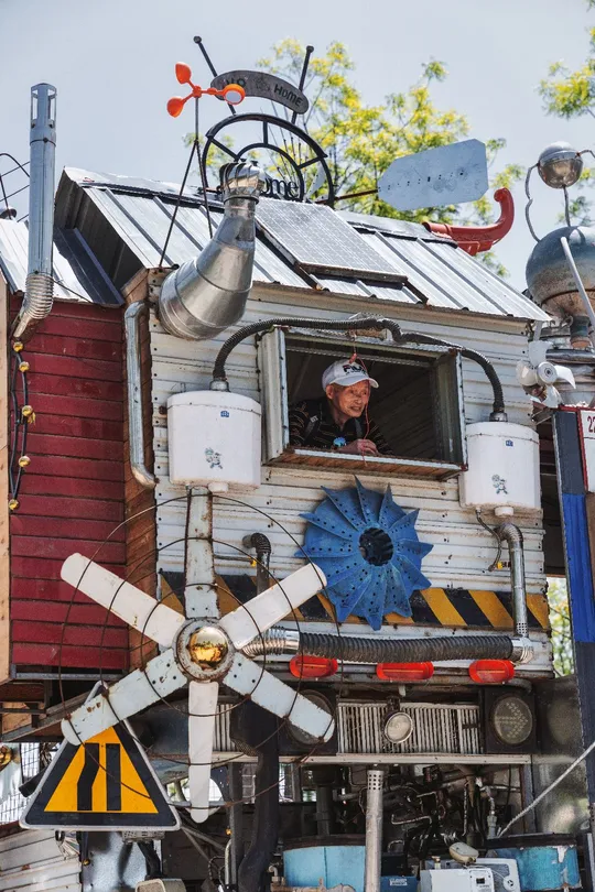 一个由集装箱制成的微型房屋里的一个男人