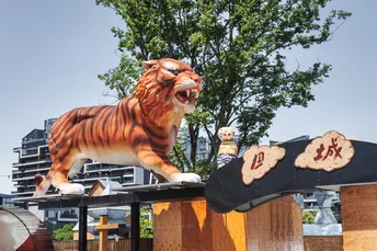 一座公园里的老虎和狮子雕像