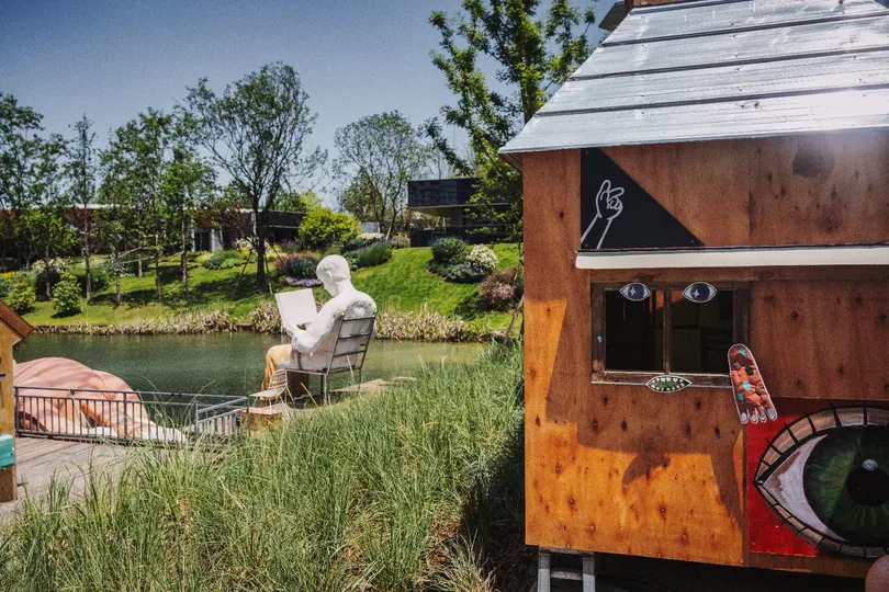 一座由火车改造而成的池塘边小屋