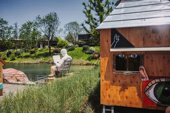 一座由火车改造而成的池塘边小屋