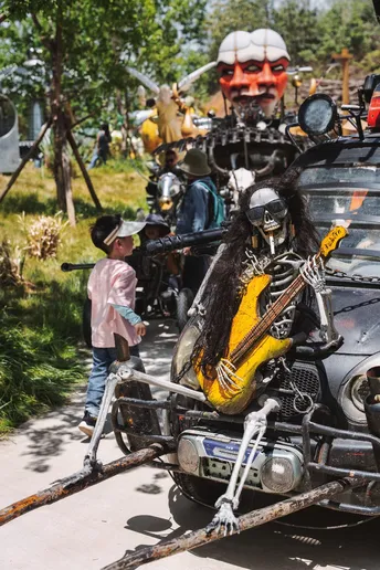 一个人在汽车旁边弹吉他 摩托车上有骷髅