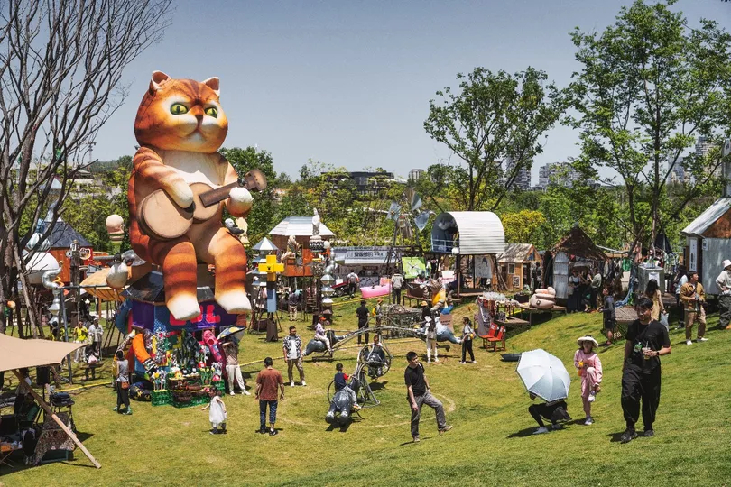 公园里有一群人 还有一只巨大的猫。