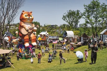 公园里有一群人 还有一只巨大的猫。