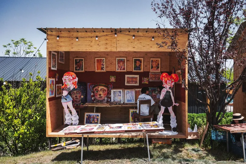 一个小木屋 里面有人站在外面