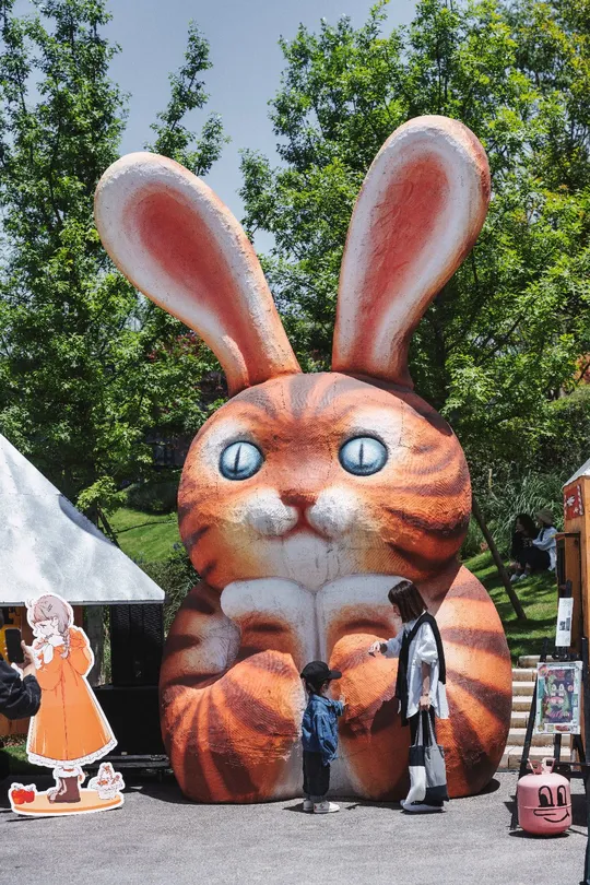 兔子形状的节日大雕像