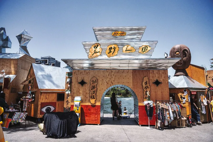 一群人在一座建筑周围