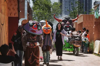 有些人穿着 costumes 在街上走