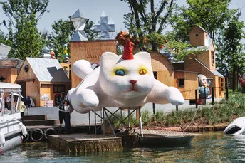 像猫一样形状的气球在水面上漂浮