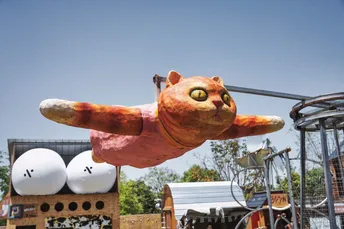 像猫一样的气球漂浮在游乐场上