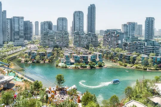 大量的水体在高层建筑前