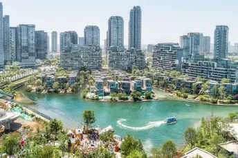 大量的水体在高层建筑前