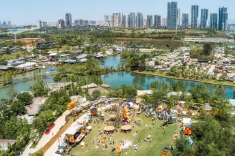 一个位于水域旁的大型公园 背景中有一个城市。