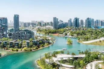背景中有一片大型水域、建筑和城市