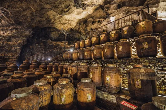 大量木桶的大型酒厂
