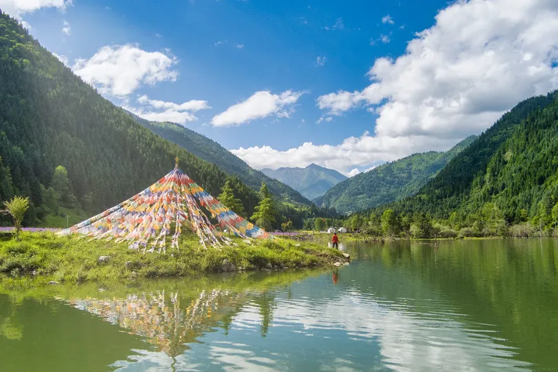 帐篷在河里的水面上被倒影