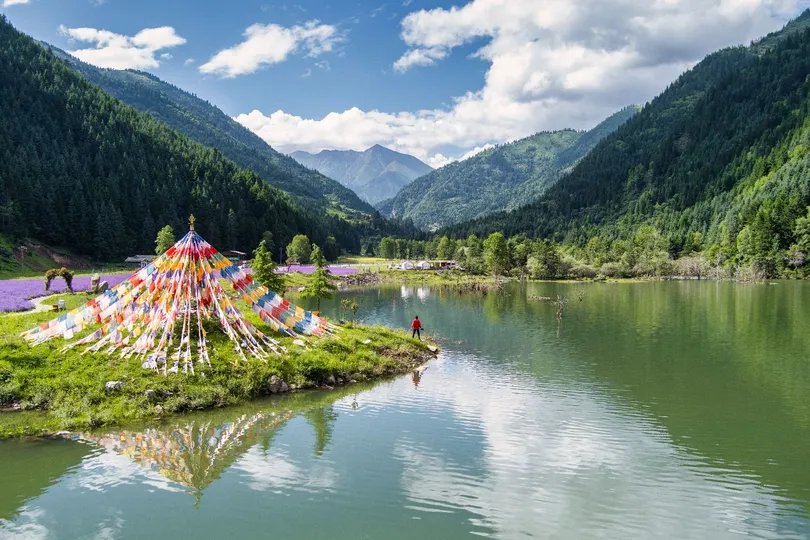 美丽的山谷 有小湖和背景中的山脉。