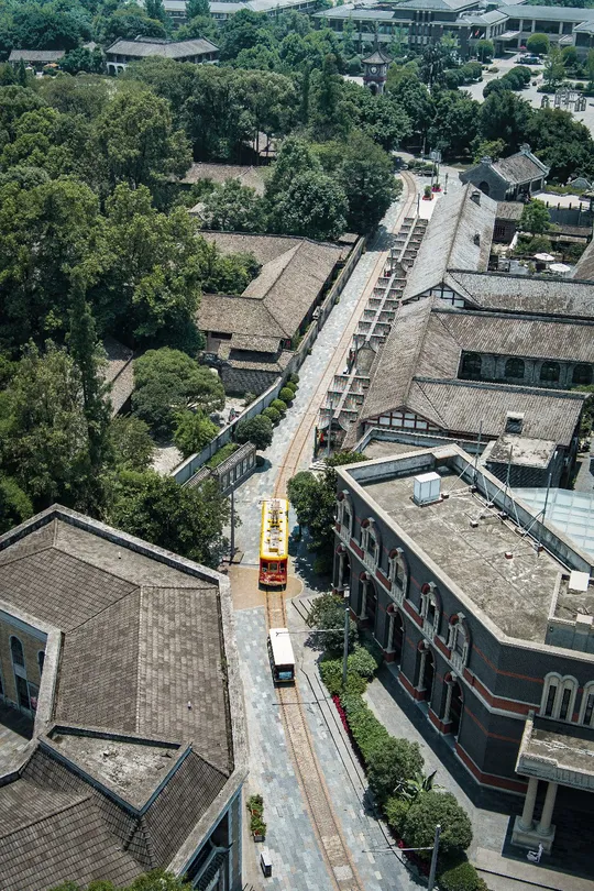 城市 aerial view 大型 火车 轨道 带有瓦屋顶的房屋