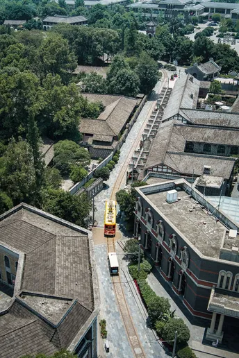 城市 aerial view 大型 火车 轨道 带有瓦屋顶的房屋