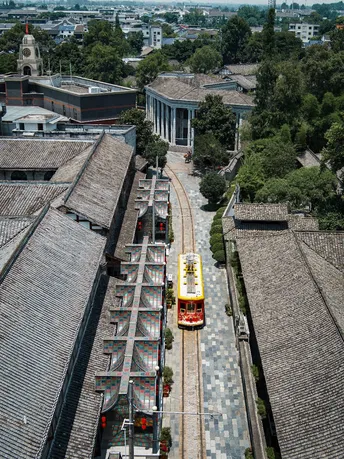 黄色缆车在城市中的轨道上行驶