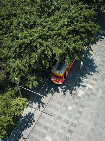 红色双层公交车在城市道路上行驶