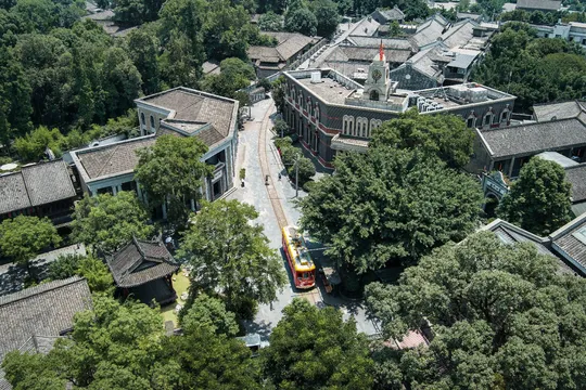 一个小镇被树木、房屋和火车环绕的空中视角