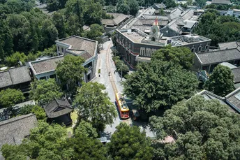 一个小镇被树木、房屋和火车环绕的空中视角