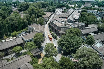 一个小村庄或小镇被树木和建筑环绕的空中视角