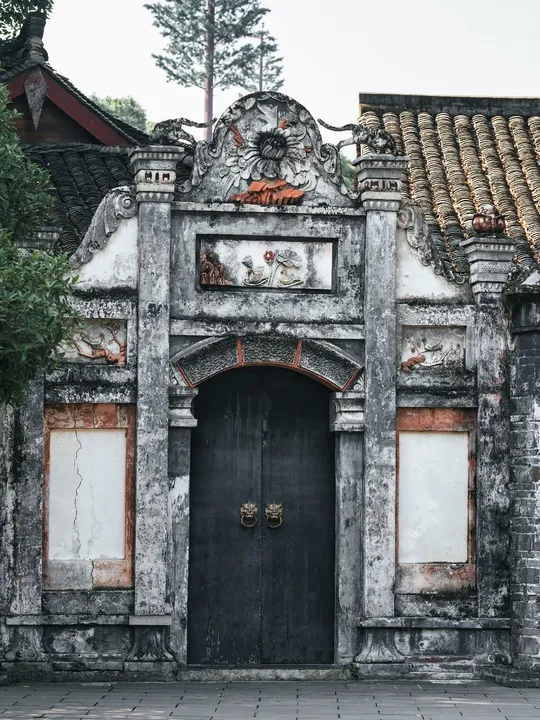 一个小门入口的老建筑