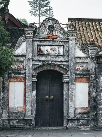 一个小门入口的老建筑