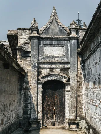 城市中的一座古老建筑的入口