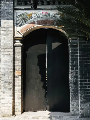 一个站在门前的人影