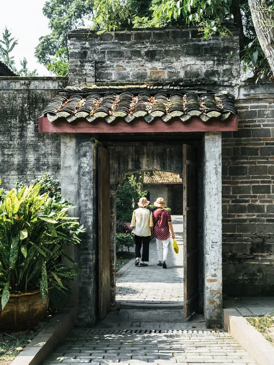 一些人在建筑物入口处经过一个小门