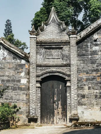 一个小门前的老建筑