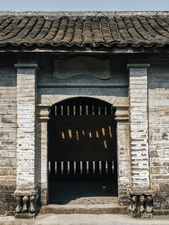 一个小门前的老建筑