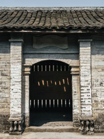 一个小门前的老建筑