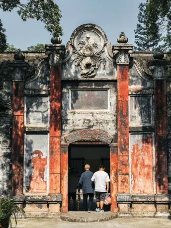 一些男人站在一座古老建筑的入口处。
