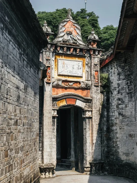 一个小门的老建筑入口