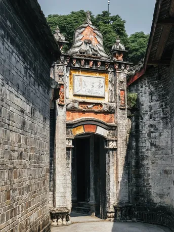 一个小门的老建筑入口