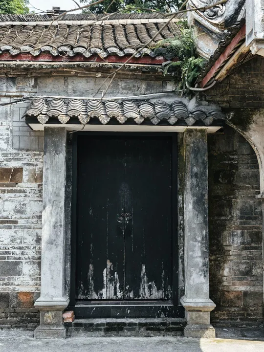 一个古老的建筑中的黑色大门