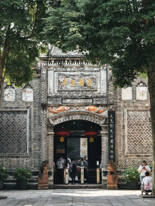 人们坐在老建筑的入口处