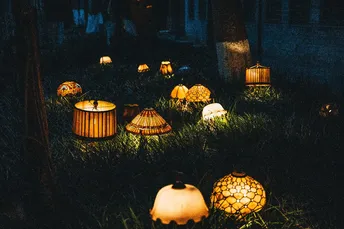 夜晚 草坪上点着蜡烛和灯笼 一码地方亮了起来。