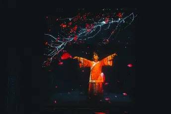 一个站在黑色背景舞台上的男人