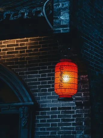 夜晚挂在建筑物一侧的红灯